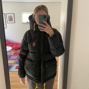 Fjällräven jacka  - Säljer min svarta fjällräven jacka som jag köpte på Naturkompaniet i Stockholm. Köpt för 6999kr. Inga defekter, som ny. Säljer enbart då jag vill köpa en annan. Endast seriösa köpare som är villiga att köpa! Skickar enbart och köparen står för frakt.