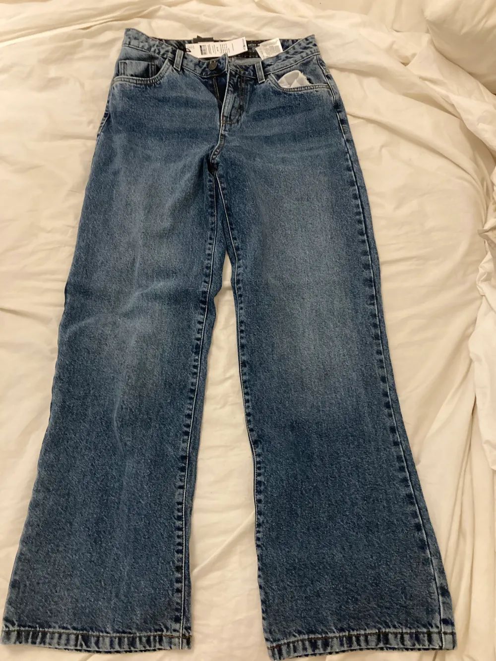 Helt oanvända jeans med prislapp på!  Från Nelly i strl 28/32!   Väldigt fina men passade tyvärr inte mig. Jeans & Byxor.