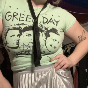 Greenday bandtröja - Har ett hål i sömmen under armhålan men går att fixa!