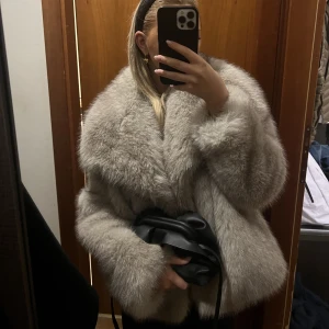 Säljer denna pälsjacka - intressekoll på min fina pälsjacka jag köpte på zara i Milano! (endast för att jag har så mycket jackor), Använd endast 1  gång så helt som ny!slutsåld🥰