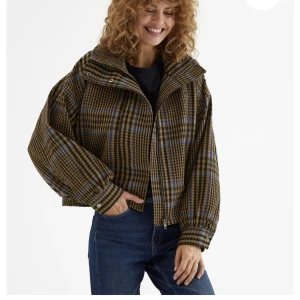 Rutig jacka Kappahl  - Superfin jacka som tyvärr bara kommit till användning några få gånger. Jag är storlek small och har haft den som oversize.Frakt tillkommer 