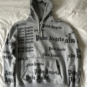 Palm angels hoodie  - Palm angels multilogo hoodie  Hoodien är självklart äkta och är tillverkad av Palm Angels men har tyvärr inte något kvitto då jag själv har köpt den secondhand  Sparsamt använd så den är i mycket bra begagnat skick. Storlek XL sitter som en L Nypris 3400