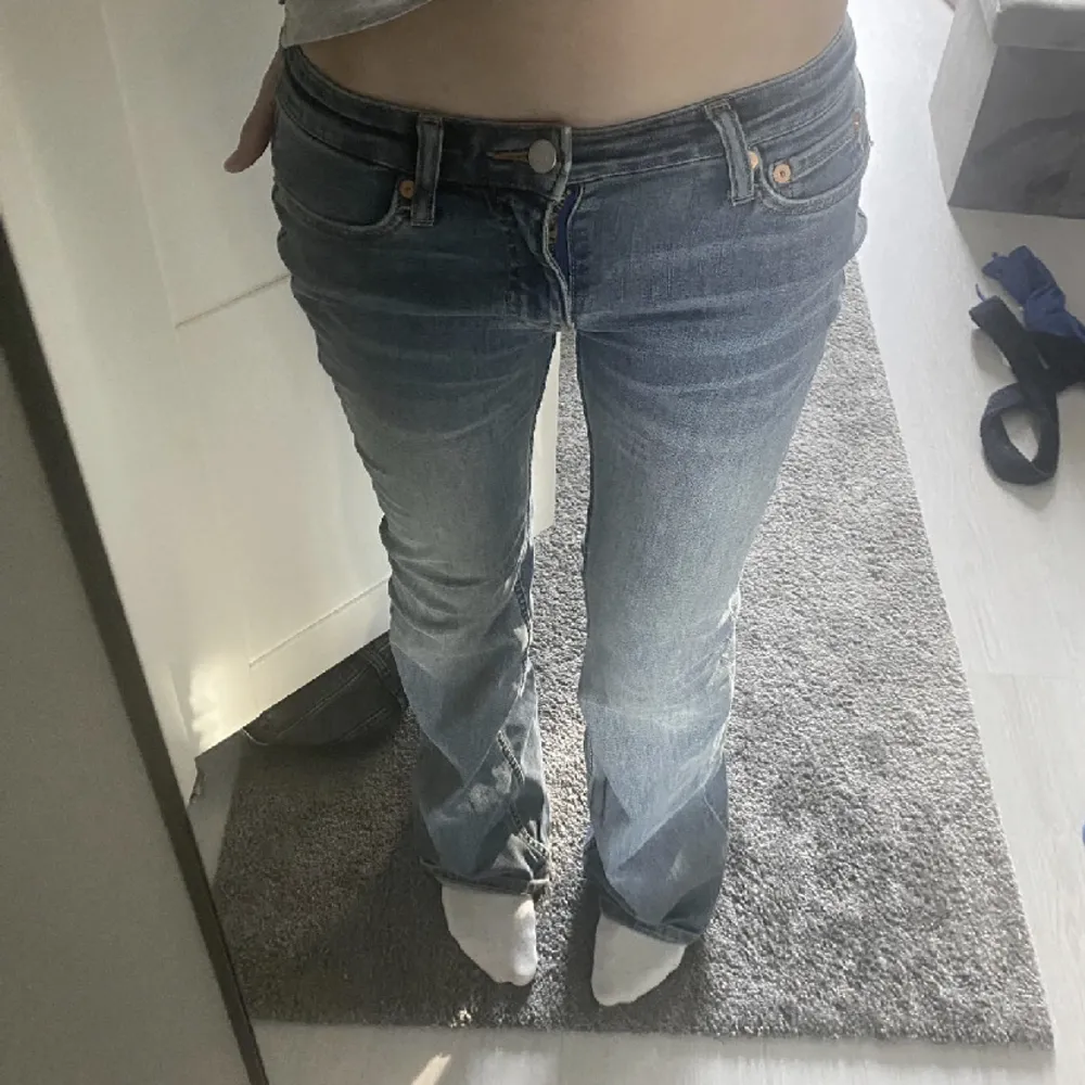 Ett par assnygga lågmidjade jeans från Weekday. Använda kanske 3 gånger så nästan som nya. . Jeans & Byxor.