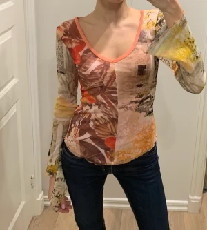 Vintage topp - Säljer denna fina vintage topp i mesh med utsvängda ärmar, köpt i Italien 😍 Det finns ingen storlek men passar mig som brukar ha S💕☺️