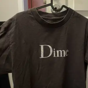 T-shirt från dime i en urtvättad svart/grå färg