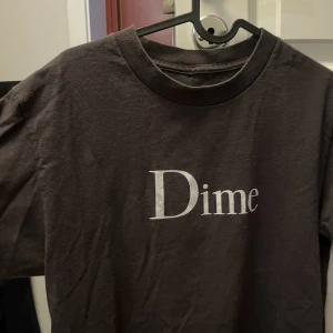 Dime T-shirt  - T-shirt från dime i en urtvättad svart/grå färg