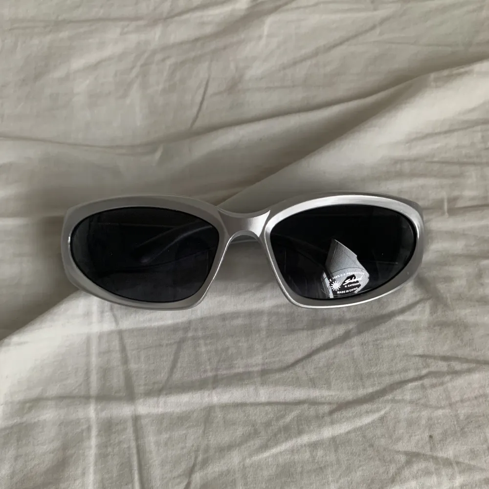 Silvriga solglasögon från Subdued. Aldrig använda. Säljer för 30 kr eller få dom helt gratis när du köper en valfri vara från min profil! Skriv till mig om du vill ha dom på köpet så skickar jag med dom i samma paket. 🩶. Accessoarer.