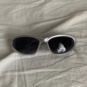 Silvriga solglasögon från Subdued. Aldrig använda. Säljer för 30 kr eller få dom helt gratis när du köper en valfri vara från min profil! Skriv till mig om du vill ha dom på köpet så skickar jag med dom i samma paket. 🩶