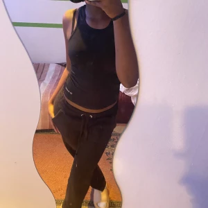 Svart topp - Svart topp som passar perfekt för träning. Sitter tajt på kroppen. Aldrig använd🖤