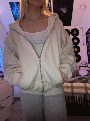 Vit/beige zipup hoddie från Brandy Melville  - Nyskick! Inga defekter 💞