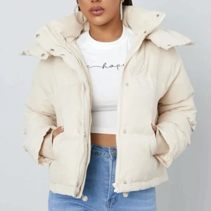 Bomber jacka - Säljer min creamvita bomberjacka som är i nyskick. Väldigt varm, funkar till höst/vinter. Köpt för 519kr. I storlek S men funkar även XS❤️