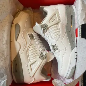 I'm selling my Jordan 4s white oreos. They are in a 9/10 condition and are very comfortable, only been worn a few times and are true to size. Size 10'5 and 44,5 and the shoes comes with the box.
