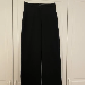 Kostymbyxor från Bershka - Supersnygga och sköna kostymbyxor från Bershka. Sällan använda och ser ut som nya!