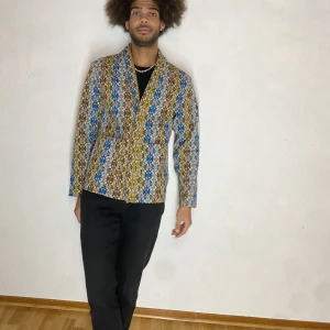 Yuki Kimono 5234 - Det här är ett helt oanvänt plagg från NN.07 från en kollektion dom inte släppt ännu. Som ni ser är det en Kimono inspirerad jacka, kvalitén är otrolig, bra tyngd, gediget hantverke verkligen. Detta är 1 av 8 exemplar i världen! Jag på bilden är 185cm.