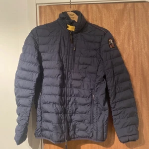 Parajumpers jacka  - Bra skick, nästan aldrig använd. St M. Priset kan diskuteras. Köpt för 5000. Skriv för fler bilder. Köparen står för frakt. 