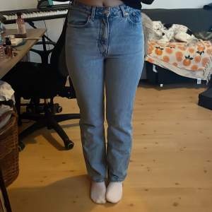jätte fina weekday jeans i modellen voyage  säljer för att de tyvärr har blivit för små  använda mycket men syns inte  skriv för bättre bilder :))))