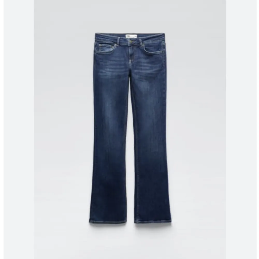 Säljer mina bootcut jeans från zara då de är för stora, jättebra skick men lite svå defekter längst ner på jeansen eftersom dom är för långa men inget som märks!🩷. Jeans & Byxor.