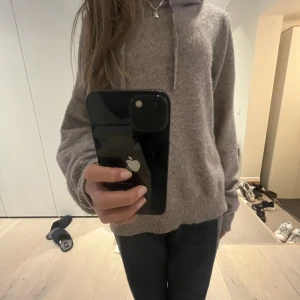 Tröja - En jättefin Hoodie från Lindex köptes för ca 1 år sedan den är lite nopprig men inget man tänker på!🥰❤️‍🔥