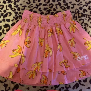 Decora kjol från Svea - Kjol från Svea som passar till Decora stil om man vet hur man ska smycka och accessoarera. Kjolen är i jättebra skick för att vara köpt 2016