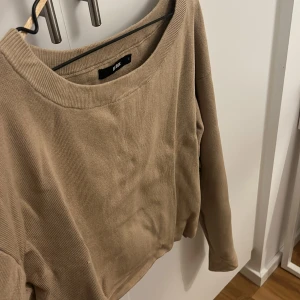 Stickad tröja - Beige finstickad tröja från Bikbok, stl S. Använd cirka 3 gånger💕