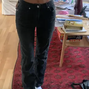 Svarta straight jeans, mid waist. Så sköna. 
