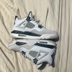 Jordan 4 retro military  - Säljer mina äkta jordans pga att jag aldrig använder dem längre.  Har använts 2-3 gånger bara och är fortfarande i nyskick.  Kvittot finns !