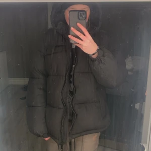 Snygg varm vinter jacka  - Perfekt jacka till vintern, skön och puffig. Strl S men ganska stor i storleken och passar nog även M. 