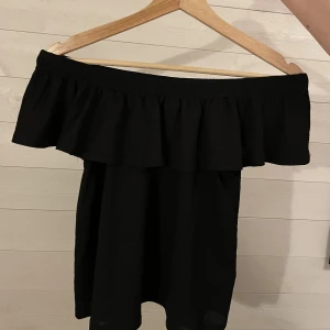 Offshoulder topp - Offshoulder topp från Ginatricot i mycket fint skick