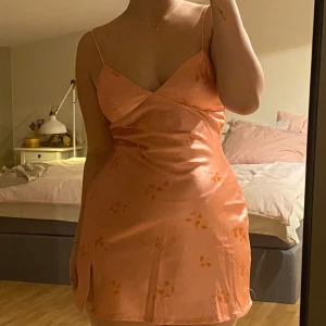 Rosa Klänning Princess Polly - Rosa klänning med slit från Princess Polly i storlek s men passar s/m också 