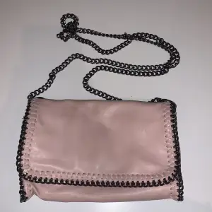 En ljus rosa kedje väska från Gina. 💖