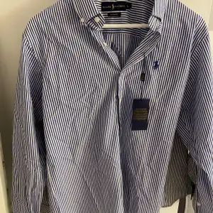 2st randiga Ralph Lauren skjortor i blå/vit och svart/vit  Köpt i USA av pappa men tyvärr passade dem inte mig.  Nypris ca 1300kr st Säljer 1 för 500kr  Om du vill ha båda 699kr Priset går att förhandla   Funkar även bra till tjejer , strandskjorta etc