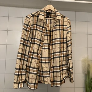 Skorta/Overshirt - Säljer en super skön Skorta/Overshirt då den blivit för liten. Storlek S. Tveka inte på att höra av dig om du har några funderingar!