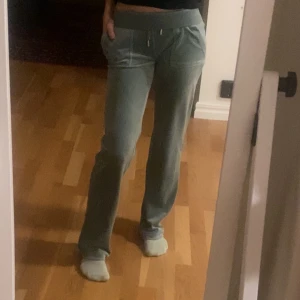 Juicy byxor - Nu säljer jag mina skitsnygga juicy byxor då de inte kommer till användning längre!! Suuuperfin färg och jätte fint skick😍😍Hör av er vid frågor eller fler bilder💕