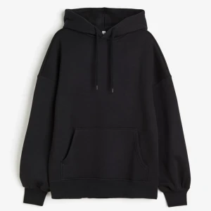 Svart hoodie  - Säljer en svart hoodie från Hm St M 