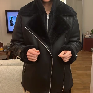 Mango - Säljer denna tvärsnygga bikerjackan som påminner lite om de populära akne jackorna. Priset går att diskuteras, tvivla ej vid frågor❣️ Passar även S
