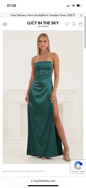 Balklänning  - Balklänning från lucyinthesky (amerikanskt märke) i emeraldgrön färg med öppen rygg och silvriga axelband. Använd till Prom en gång så den är så gott som ny. Pris kan diskuteras 