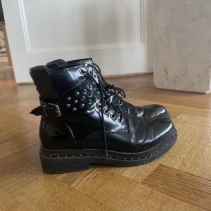 Boots med nitar - Boots i stel 39. I använt skick. Hämtas på Kungsholmen. Kan skickas om köparen står för frakten.