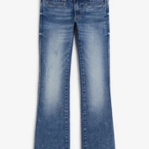 Jättefina Lågmidjade jeans💓 - Säljer dessa lowwaist Bootcut jeans med jättefina fickor💗 Kommer inte till användning längre💓 Fri frakt idag till och med en vecka framåt, så passa på! Använda ett fåtal gånger så i bra skick💗 Storlek 164💘  Inneben : Ca 77cm Midja: 67-68 (runt hela)