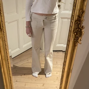 Lågmidjade jeans - Så fina vita lågmidjade bootcutjeans❣️ sjukt snygg detalj vid knäppningen i  midjan💕Mycket bra skick. Utsvängda ben och stretchigt material. Passar M/L. Skriv vid funderingar och kolla in mina andra annonser💞