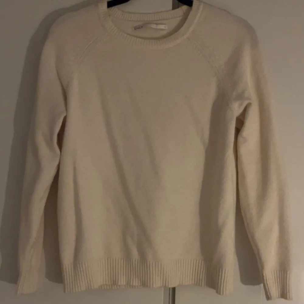 Beige stickad tröja från Only i strl XS. Köpt för 329kr. Tröjor & Koftor.