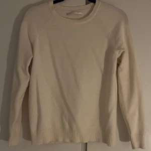 Beige stickad tröja - Beige stickad tröja från Only i strl XS. Köpt för 329kr