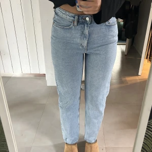 Jeans weekday strl 29x30 - W29, L 30 Lash extra High Mom jeans Spsrsamt använda. 