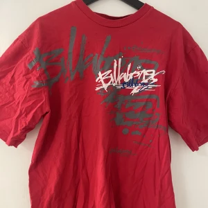 Billabong t-shirt - Säljer min tröja för den inte kommer till användning. Använd ca 2 gånger så inge defekter💋 Köpt här på plick men är i nyskick, minns ej vad jag köpte den för men säljer för 150kr❤️ den är i storlek XL