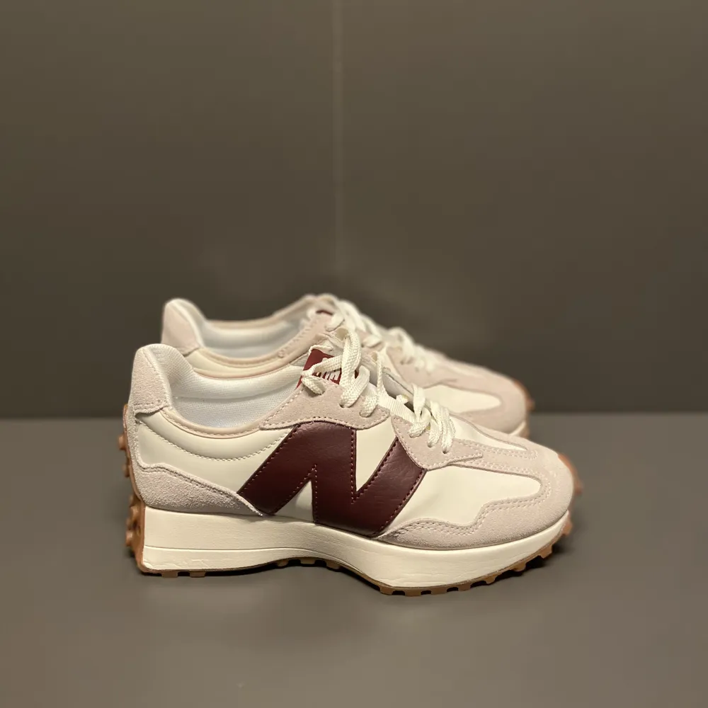 New Balance 327 är en ikonisk sko som kombinerar retrodesign med modern komfort. Dessa sneakers har snabbt blivit en favorit bland sko entusiaster och mode kännare.. Skor.