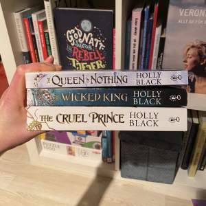 Säljer the cruel prince-serien på engelska som varit känd på booktok och skriven av Holly Black. Som man ser har de lite böjda ryggar och vissa missfärgningar på sidorna pga köpt second hand, men därav även billigare pris. Kan frakta eller mötas upp☺️ 