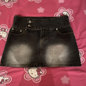 Denim Kjol  - Otroligt fin jeans kjol som inte kommer till användning! Kjolen är i ca S/M skulle jag tro. Köptes för 500kr här på plick för ett halvår sen!🫶🏼
