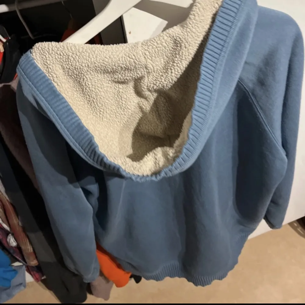Ljusblå Fodrad tröja från no fear i fint skick, storlek L, pris kan diskuteras vid snabb affär :) . Hoodies.