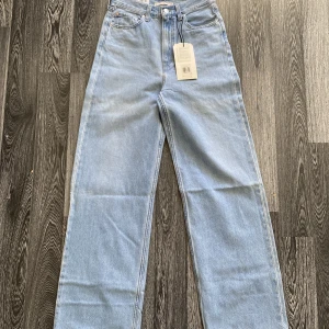 Levis high loose   - Levi’s High loose   storlek: W27, L33  helt nya, inte använda.   nypris: 1349kr   kommer med alla lappar på!   för mått skriv till mig eller vid fler bilder! 