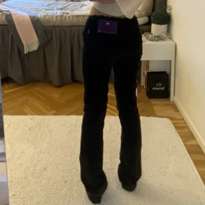 Victoria beckham jeans - Säljer dessa super gulliga svarta byxor grön vb, de är insydda vid höfterna ment enkelt att sprätta upp det.