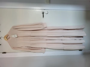 Klänning - En helt ny klänning i väldigt bra kvalitet. Blev lite stor på mig därav säljer jag den. Annars hade gärna behållt den. Är i superbra kvalité och lyx tyg